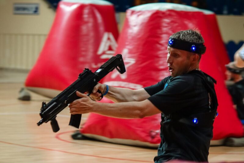 Игрок LASERWAR в прицеле, готов к атаке.